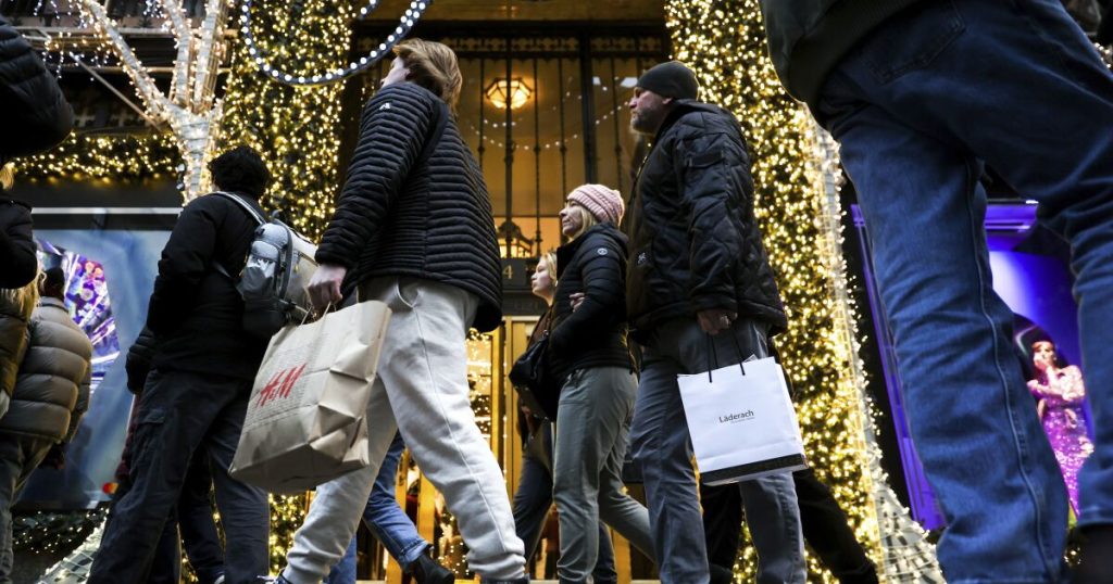 Holiday shopping procrastinators back in force amid inflation